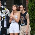 Exclusif - Le leader du groupe britannique The 1975 Matt Healy et sa compagne, la modèle australienne Gabriella Brooks profitent des températures estivales pour faire une promenade romantique dans le quartier The Bowery à New York, le 3 juin 2019