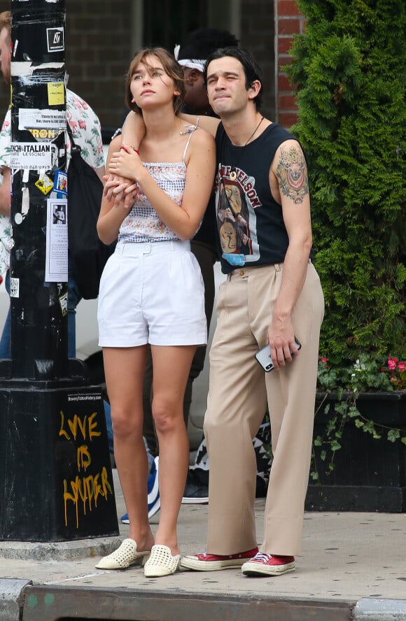 Exclusif - Le leader du groupe britannique The 1975 Matt Healy et sa compagne, la modèle australienne Gabriella Brooks profitent des températures estivales pour faire une promenade romantique dans le quartier The Bowery à New York, le 3 juin 2019