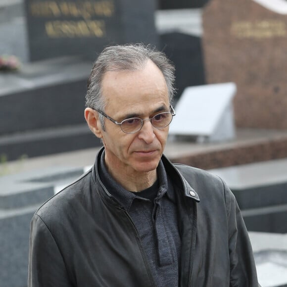 Jean-Jacques Goldman lors des obsèques de Véronique Colucci au cimetière communal de Montrouge, le 12 avril 2018.