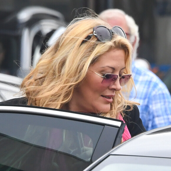Exclusif - Loana Petrucciani quitte l'aérogare d'Orly Ouest puis monte dans un taxi le 13 septembre 2018.