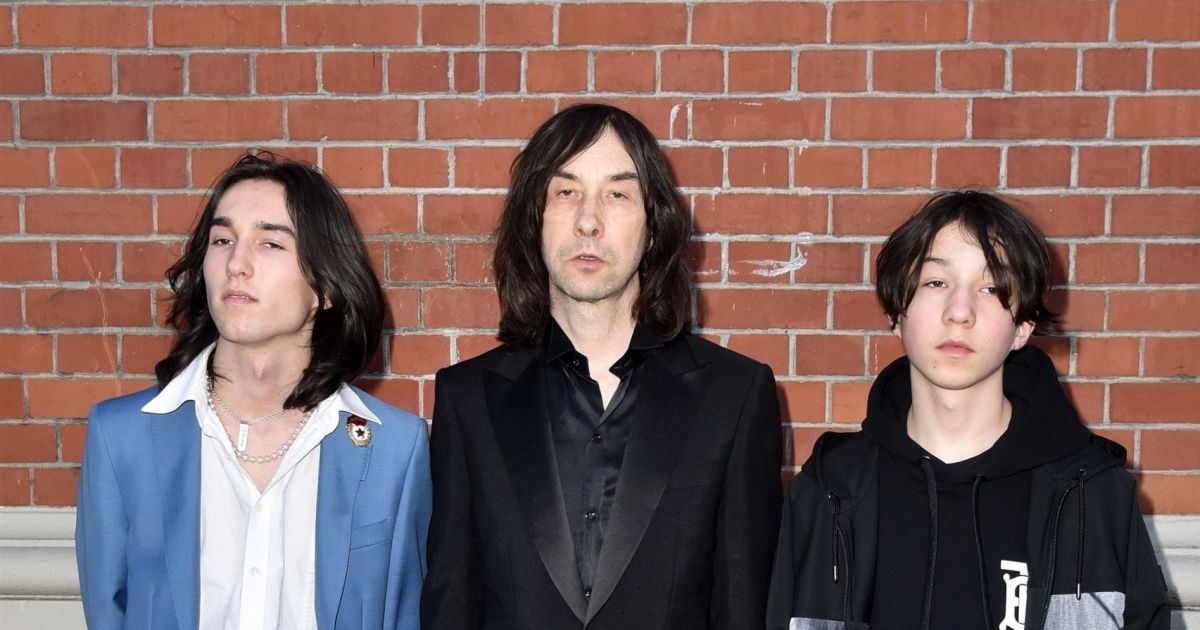 Bobby Gillespie, Wolf Gillespie et Lux Gillespie arrivent à l'Olympia ...