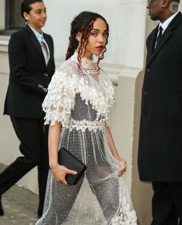 FKA twigs arrive à l'Olympia London pour assister au défilé Burberry. Londres, le 17 février 2020.