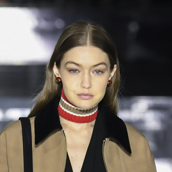 Gigi Hadid défile pour Burberry (défilé Burberry, collection automne-hiver 2020-2021) à l'Olympia London. Londres, le 17 février 2020.