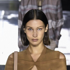 Bella Hadid défile pour Burberry (défilé Burberry, collection automne-hiver 2020-2021) à l'Olympia London. Londres, le 17 février 2020.