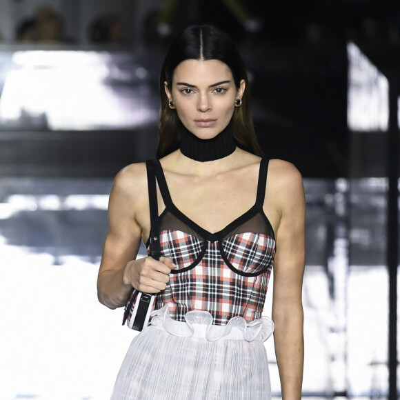 Kendall Jenner défile pour Burberry (défilé Burberry, collection automne-hiver 2020-2021) à l'Olympia London. Londres, le 17 février 2020.