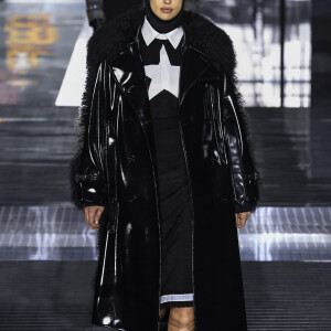 Irina Shayk défile pour Burberry (défilé Burberry, collection automne-hiver 2020-2021) à l'Olympia London. Londres, le 17 février 2020.