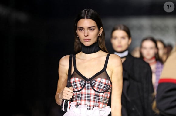 Kendall Jenner défile pour Burberry (défilé Burberry, collection automne-hiver 2020-2021) à l'Olympia London. Londres, le 17 février 2020.