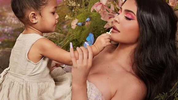 Kylie Jenner dévoile sa technique pour des lèvres XXL dans un tuto vidéo