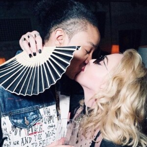 Madonna embrasse Ahlamalik Williams sur Instagram. Le 18 février 2020.