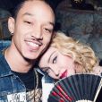 Madonna embrasse Ahlamalik Williams sur Instagram. Le 18 février 2020.