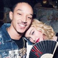 Madonna en couple : elle embrasse Ahlamalik, publiquement, à pleine bouche