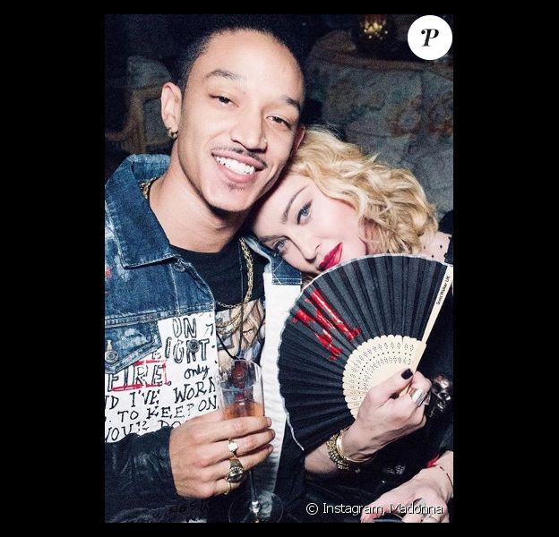 Madonna embrasse Ahlamalik Williams sur Instagram. Le 18 février 2020.