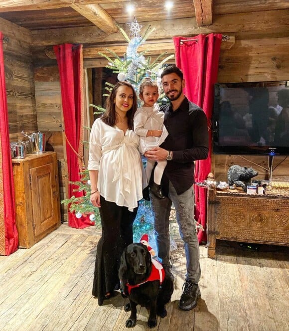 Morgan Sanson, milieu de terrain de l'Olympique de Marseille, et sa compagne Marie, ici avec leur fille Julia lors des fêtes de fin d'année 2019 (photo Instagram), ont annoncé le 18 février 2020 la naissance de leur deuxième fille, Jade.