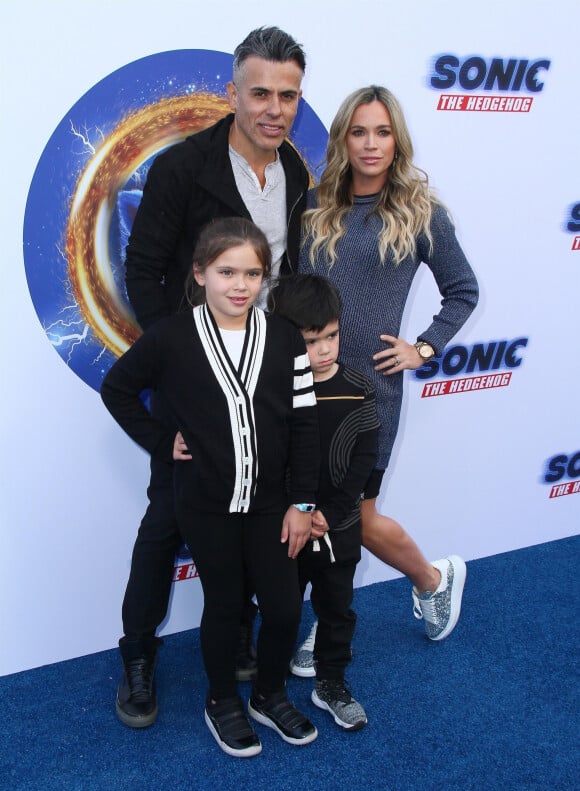 Teddi Mellencamp, enceinte avec son mari Edwin Arroyave et leurs enfants Cruz et Slate Arroyave à la première de Sonic The Hedgehog aux Paramount Studios à Los Angeles, le 25 janvier 2020.