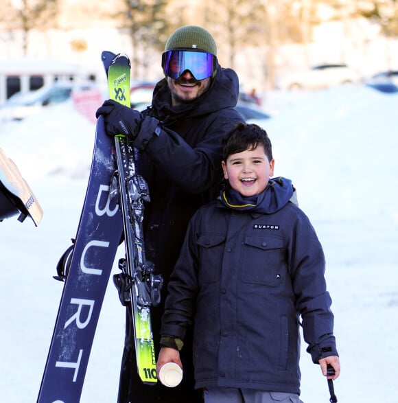 Exclusif - Orlando Bloom et son fils Flynn partent skier sur les pistes de Aspen le 2 janvier 2020.