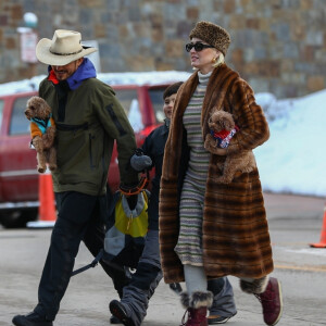 Exclusif - Orlando Bloom amène son fils Flynn à son cours de de snowboard avec sa fiancée Katy Perry et leurs deux chiens Butters et Mighty à Aspen, Colorao, Etats-Unis, le 2 janvier 2020.