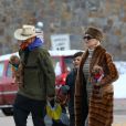 Exclusif - Orlando Bloom amène son fils Flynn à son cours de de snowboard avec sa fiancée Katy Perry et leurs deux chiens Butters et Mighty à Aspen, Colorao, Etats-Unis, le 2 janvier 2020.