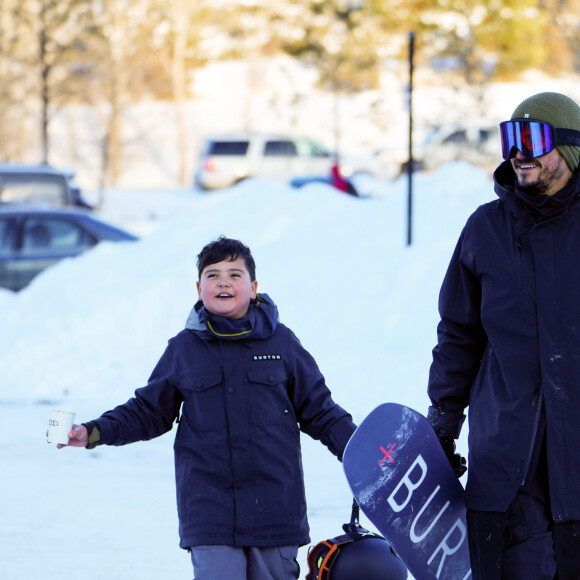 Exclusif - Orlando Bloom et son fils Flynn partent skier sur les pistes de Aspen le 2 janvier 2020.
