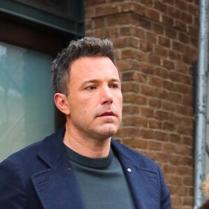 Ben Affleck salue ses fans à la sortie de l'hôtel The Greenwich à New York, le 18 février 2020