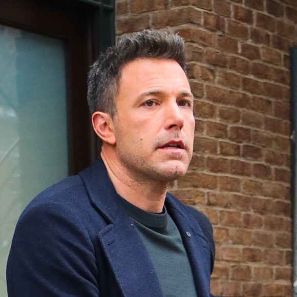 Ben Affleck salue ses fans à la sortie de l'hôtel The Greenwich à New York, le 18 février 2020