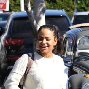 Matt Pokora et sa compagne Christina Milian se baladent avec leur fils Isaiah dans le quartier de West Hollywood à Los Angeles. La petite famille est allée déjeuner chez Fred Segal. Le 11 février 2020