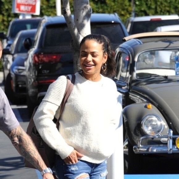 Matt Pokora et sa compagne Christina Milian se baladent avec leur fils Isaiah dans le quartier de West Hollywood à Los Angeles. La petite famille est allée déjeuner chez Fred Segal. Le 11 février 2020
