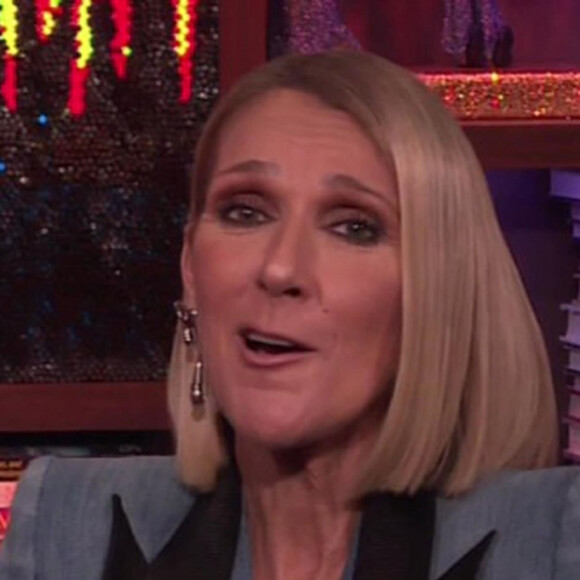 Céline Dion est sur le plateau de l'émission Watch What Happen Live. Elle révèle qu'elle n'a pas eu de compagnon depuis le décès de son mari en 2016.