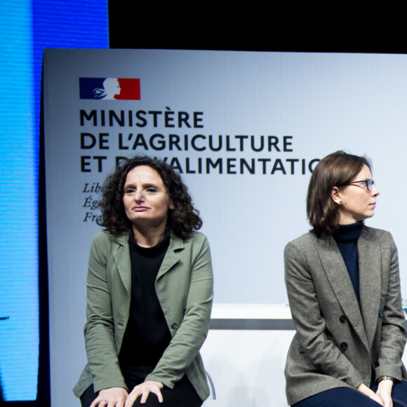 Ilaria Casillo (vice-presidente de la CNDP (Commission nationale du débat public)), Amélie de Montchalin, secrétaire d'Etat auprès du ministre de l'Europe et des Affaires Etrangères, chargée des Affaires européennes,, Didier Guillaume - Ministre de l Agriculture et de l Alimentation, Chantal Jouanno (presidente de la CNDP (Commission nationale du débat public)) et Karine Le Marchand (marraine de la CNDP (Commission nationale du débat public) et animatrice de lémission "L'amour est dans le pré") au 57ème salon International de l'Agriculture au parc des expositions de la porte de Versailles à Paris, France, le 23 février 2020. © Jean-Baptiste Autissier/Panoramic/Bestimage