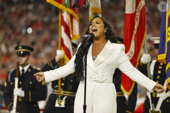 Demi Lovato chante l'hymne national avant le début du match du 54ème Super Bowl au Hard Rock Stadium à Miami, Floride, Etats-Unis, le 2 février 2020. © Paul Kitagaki Jr./Zuma Press/Bestimage