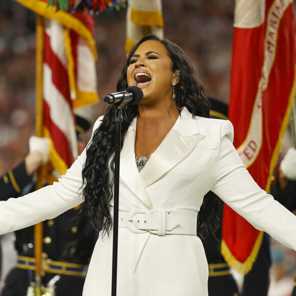 Demi Lovato chante l'hymne national avant le début du match du 54ème Super Bowl au Hard Rock Stadium à Miami, Floride, Etats-Unis, le 2 février 2020. © Paul Kitagaki Jr./Zuma Press/Bestimage