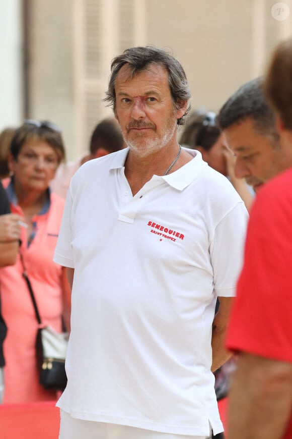 Jean-Luc Reichmann lors du trophée de pétanque "Sénéquier 209" sur la place des Lices à Saint-Tropez, Côte d'Azur, France, le 22 août 2019.