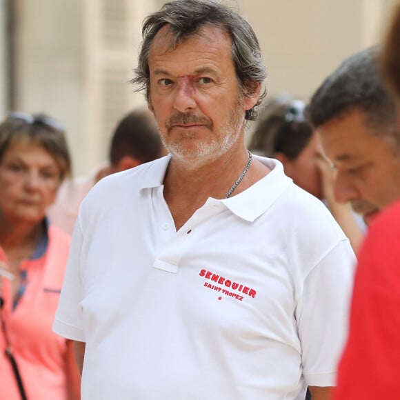 Jean-Luc Reichmann lors du trophée de pétanque "Sénéquier 209" sur la place des Lices à Saint-Tropez, Côte d'Azur, France, le 22 août 2019.