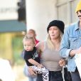 Hilary Duff, son compagnon Matthew Koma et leur fille Banks Violet Duff se promènent à Los Angeles, le 31 octobre 2019.