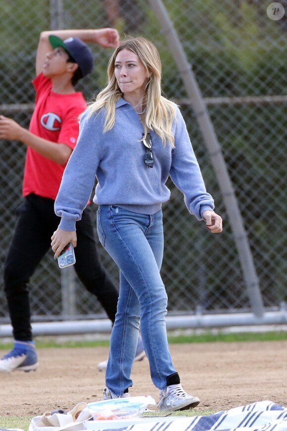 Exclusif - Hilary Duff alerte la police, à cause de la présence d'un homme muni d'un appareil photo, sur le terrain de football où son fils Luca joue au Flag football à Los Angeles, le 22 février 2020.