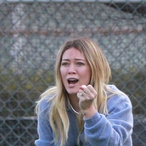 Exclusif - Hilary Duff alerte la police, à cause de la présence d'un homme muni d'un appareil photo, sur le terrain de football où son fils Luca joue au Flag football à Los Angeles, le 22 février 2020.