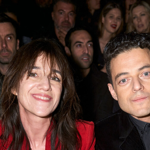 Charlotte Gainsbourg et Rami Malek assistent au défilé de mode Saint Laurent, collection prêt-à-porter automne-hiver 2020/2021 à Paris le 25 février 2020.