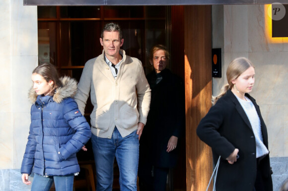 Iñaki Urdangarin à la sortie d'un restaurant de Vitoria le 20 février 2020. Le beau-frère du roi Felipe VI profitait du dernier jour de sa permission de sortie.