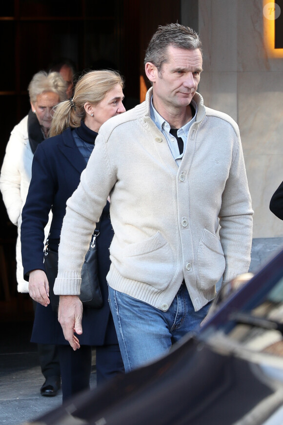 Iñaki Urdangarin et sa femme l'infante Cristina d'Espagne à la sortie d'un restaurant de Vitoria le 20 février 2020. Le beau-frère du roi Felipe VI profitait du dernier jour de sa permission de sortie.