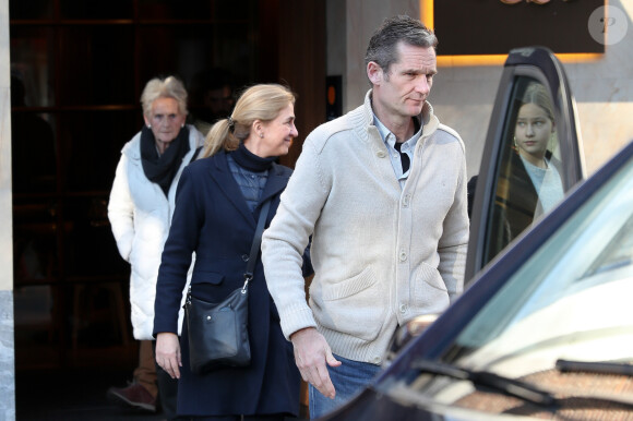 Iñaki Urdangarin, sa femme l'infante Cristina d'Espagne et sa mère Claire Liebaert à la sortie d'un restaurant de Vitoria le 20 février 2020. Le beau-frère du roi Felipe VI profitait du dernier jour de sa permission de sortie.