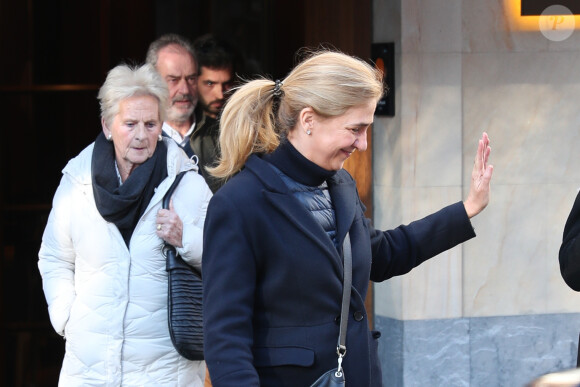 Iñaki Urdangarin, sa femme l'infante Cristina d'Espagne et sa mère Claire Liebaert à la sortie d'un restaurant de Vitoria le 20 février 2020. Le beau-frère du roi Felipe VI profitait du dernier jour de sa permission de sortie.