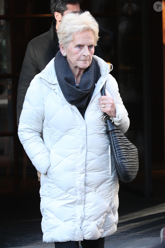 Claire Liebaert, mère d'Iñaki Urdangarin, à la sortie d'un restaurant de Vitoria le 20 février 2020. Le beau-frère du roi Felipe VI profitait du dernier jour de sa permission de sortie.