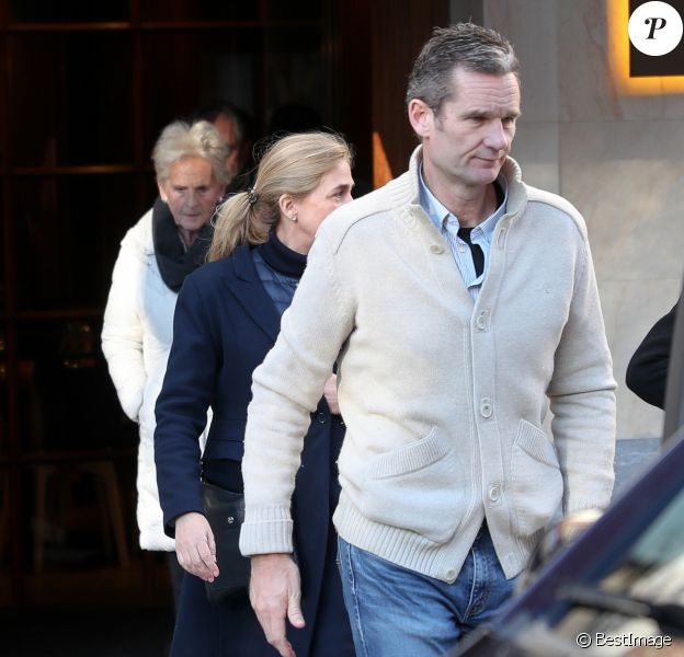 Iñaki Urdangarin, sa femme l'infante Cristina d'Espagne et sa mère Claire Liebaert à la sortie d'un restaurant de Vitoria le 20 février 2020. Le beau-frère du roi Felipe VI profitait du dernier jour de sa permission de sortie.