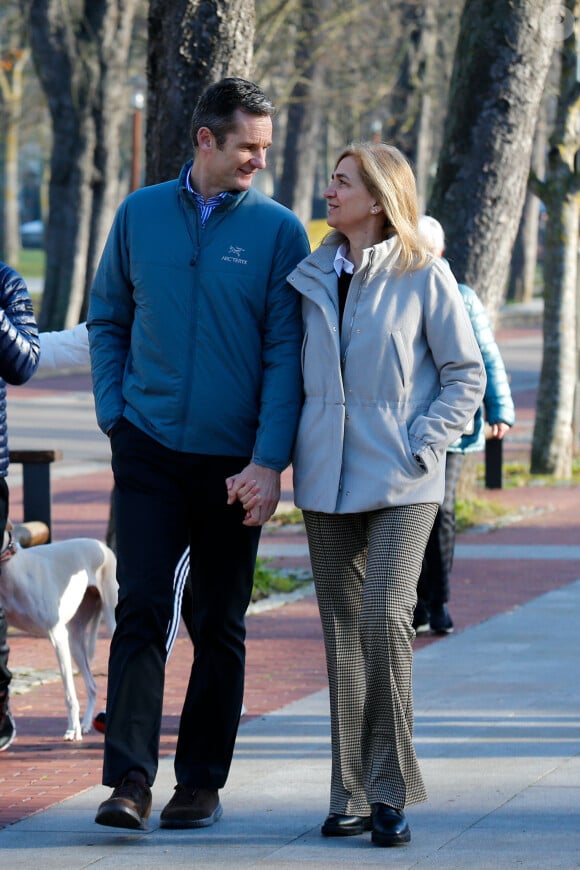 Iñaki Urdangarin et sa femme l'infante Cristina d'Espagne lors d'une promenade en famille à Vitoria, le 25 décembre 2019.