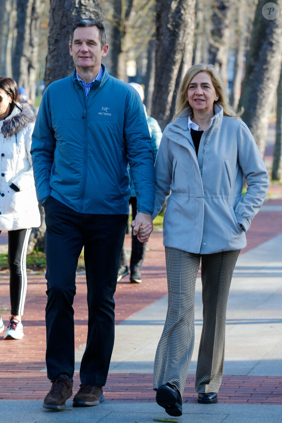 Iñaki Urdangarin et sa femme l'infante Cristina d'Espagne lors d'une promenade en famille à Vitoria, le 25 décembre 2019.