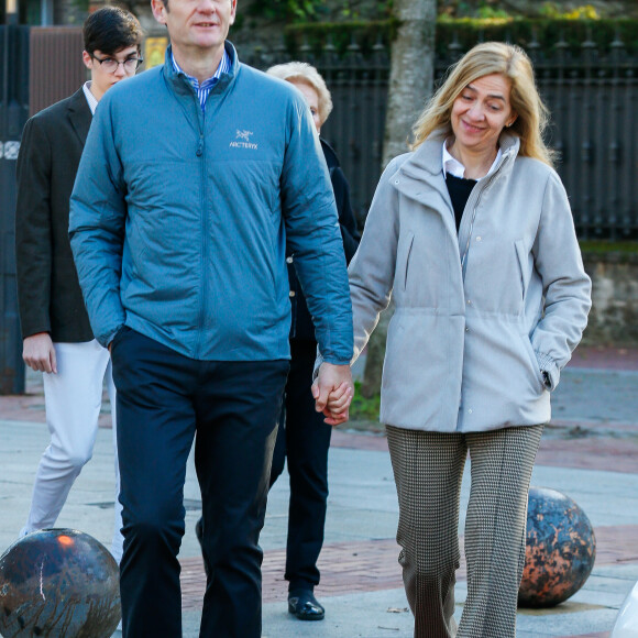 Iñaki Urdangarin et sa femme l'infante Cristina d'Espagne lors d'une promenade en famille à Vitoria, le 25 décembre 2019.
