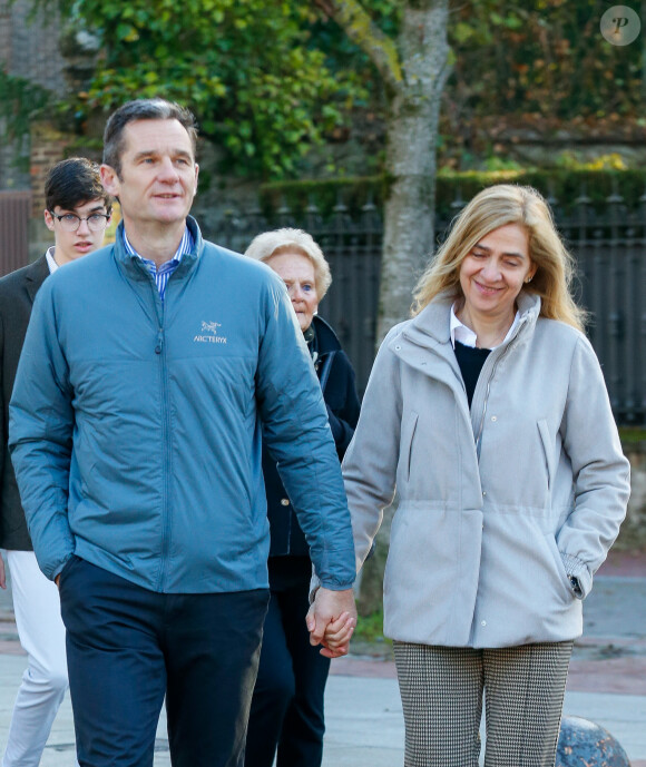 Iñaki Urdangarin et sa femme l'infante Cristina d'Espagne lors d'une promenade en famille à Vitoria, le 25 décembre 2019.