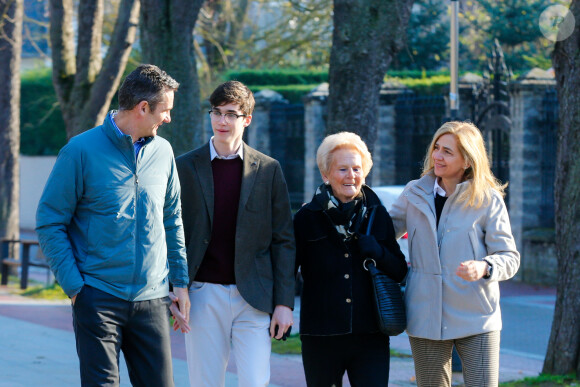 Iñaki Urdangarin et sa femme l'infante Cristina d'Espagne lors d'une promenade en famille à Vitoria, le 25 décembre 2019.