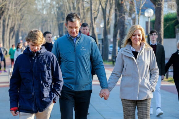Iñaki Urdangarin et sa femme l'infante Cristina d'Espagne lors d'une promenade en famille à Vitoria, le 25 décembre 2019.