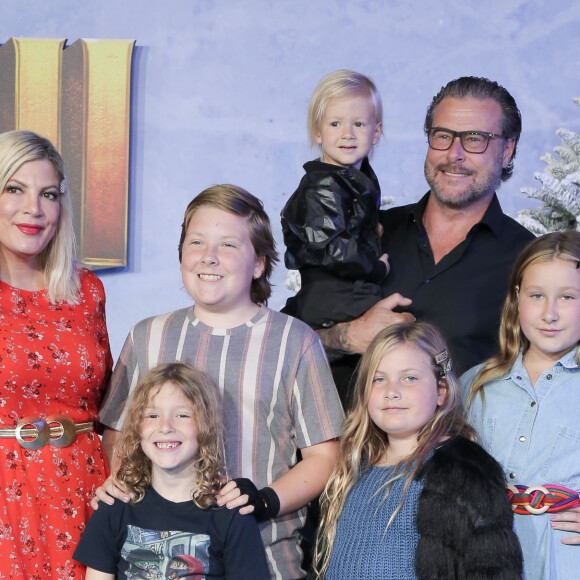Tori Spelling, son mari Dean McDermott et leurs enfants Finn, Jack, Stella, Liam, Hattie et Beau - People à la première de "Jumanji: The Next Level" au théâtre Chinese dans le quartier d'Hollywood à Los Angeles, le 9 décembre 2019.