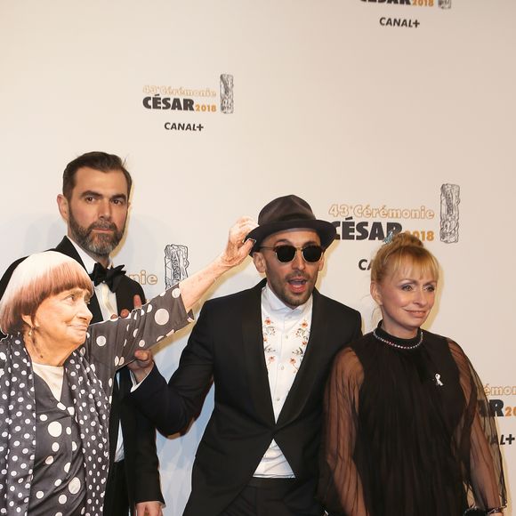 Emile Abinal, l'artiste JR, Rosalie Varda (la fille d'A. Varda) et une pancarte à l'effigie d'Agnès Varda - Photocall lors de la 43ème cérémonie des Cesar à la salle Pleyel à Paris, le 2 mars 2018. © Dominique Jacovides - Olivier Borde / Bestimage